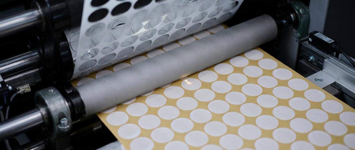 Wykroje z taśm przemysłowych do łączenia elementów na produkcji. Taśmy 3M i TESA, oficjalny konwerting